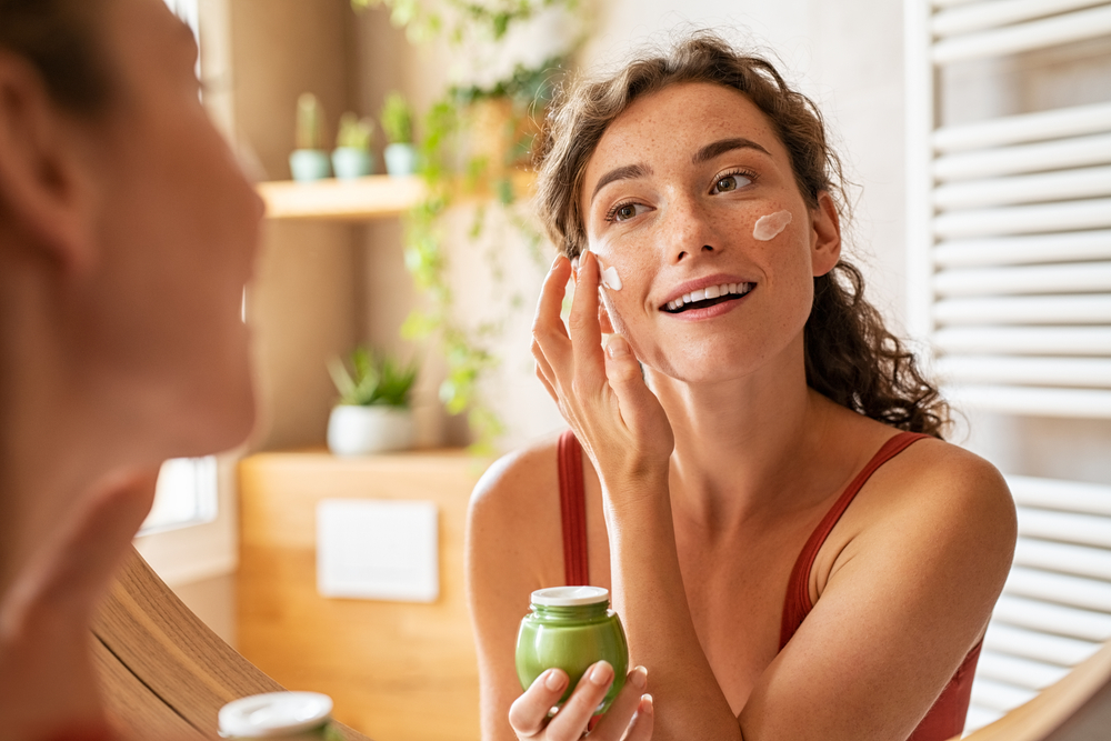 Person applying treatment for an eczema or psoriasis skin condition